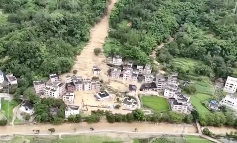 Hujan deras yang dipicu oleh Topan Wutip dan kondisi musim hujan memicu banjir dan tanah longsor di China Selatan. (Tangkapan Layar CCTV via Reuters) Hujan deras yang dipicu oleh Topan Wutip dan kondisi musim hujan memicu banjir dan tanah longsor di China Selatan. (Tangkapan Layar CCTV via Reuters)