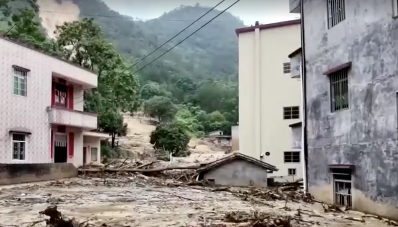 Banjir akibat hujan deras yang melanda di kawasan Ciledug, Tangerang, Selasa (8/7/2025). (CNBC Indonesia/Tri Susilo)