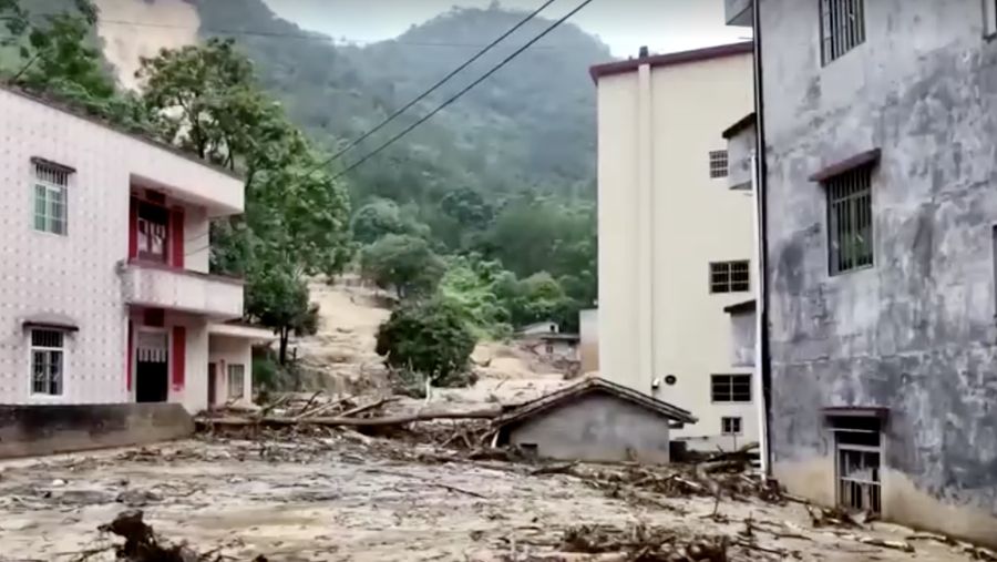 Hujan deras yang dipicu oleh Topan Wutip dan kondisi musim hujan memicu banjir dan tanah longsor di China Selatan. (Tangkapan Layar CCTV via Reuters)
