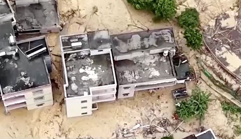 Hujan deras yang dipicu oleh Topan Wutip dan kondisi musim hujan memicu banjir dan tanah longsor di China Selatan. (Tangkapan Layar CCTV via Reuters) Hujan deras yang dipicu oleh Topan Wutip dan kondisi musim hujan memicu banjir dan tanah longsor di China Selatan. (Tangkapan Layar CCTV via Reuters)