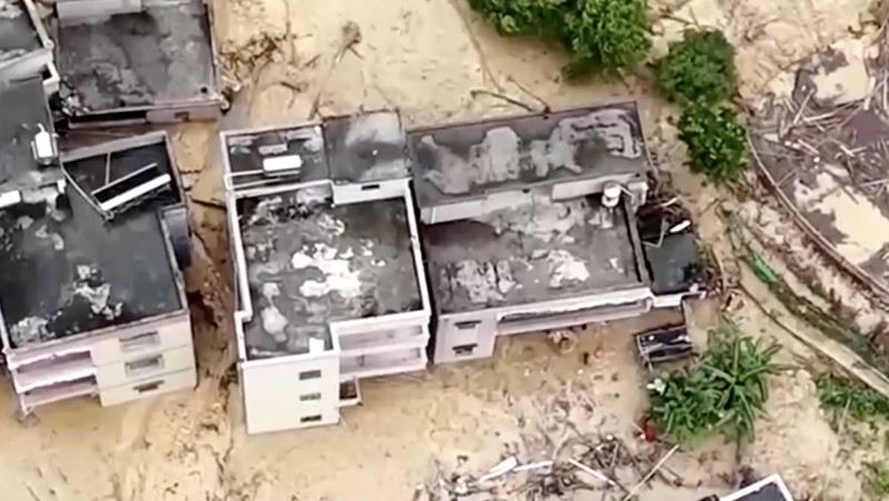Hujan deras yang dipicu oleh Topan Wutip dan kondisi musim hujan memicu banjir dan tanah longsor di China Selatan. (Tangkapan Layar CCTV via Reuters)