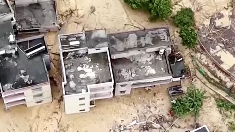 Hujan deras yang dipicu oleh Topan Wutip dan kondisi musim hujan memicu banjir dan tanah longsor di China Selatan. (Tangkapan Layar CCTV via Reuters) Hujan deras yang dipicu oleh Topan Wutip dan kondisi musim hujan memicu banjir dan tanah longsor di China Selatan. (Tangkapan Layar CCTV via Reuters)
