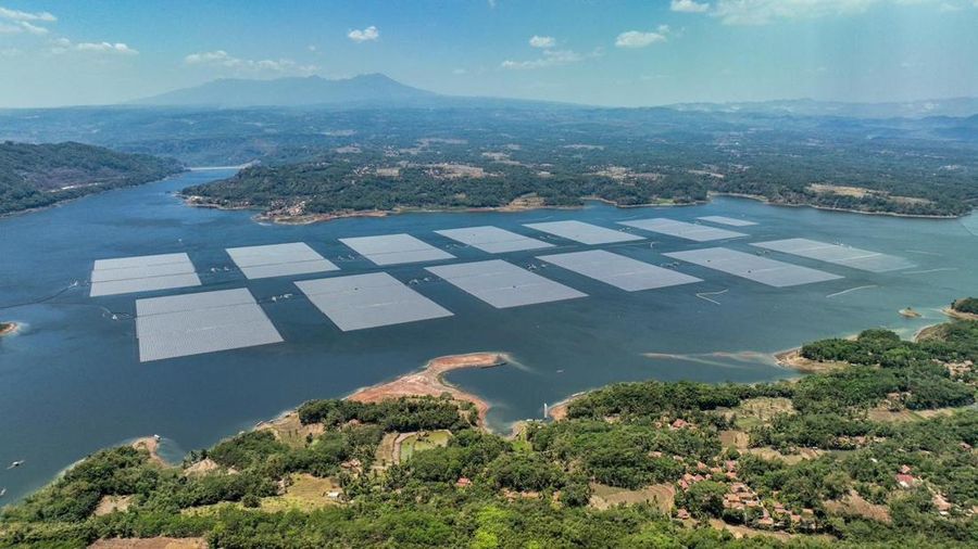Ilustrasi PLTS terapung Cirata 192 MWp di Kabupaten Purwakarta, Jawa Barat. Kehadiran PLTS terapung terbesar di Asia Tenggara ini menjadi bukti bahwa PLN mampu menjadikan transisi energi menjadi sebuah kekuatan untuk meningkatkan ketahanan energi nasional. Dok. PT PLN (Persero)