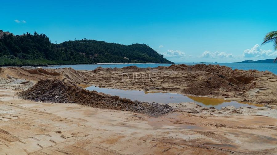 Kementerian Kelautan dan Perikanan (KKP) memastikan perlindungan pada ekosistem pulau-pulau kecil dari aktivitas penambangan ilegal yang merusak. Kementerian Kelautan dan Perikanan (KKP) memastikan perlindungan pada ekosistem pulau-pulau kecil dari aktivitas penambangan ilegal yang merusak. (Dok. DJPPK via Humas KKP)