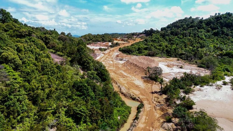 Kementerian Kelautan dan Perikanan (KKP) memastikan perlindungan pada ekosistem pulau-pulau kecil dari aktivitas penambangan ilegal yang merusak. Kementerian Kelautan dan Perikanan (KKP) memastikan perlindungan pada ekosistem pulau-pulau kecil dari aktivitas penambangan ilegal yang merusak. (Dok. DJPPK via Humas KKP)