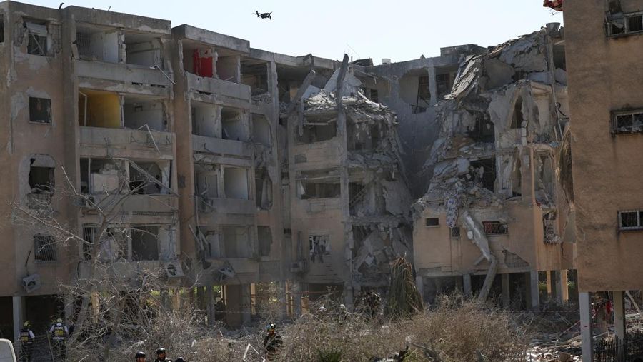 Kerusakan setelah serangan rudal dari Iran terhadap Israel, di Holon, Tel Aviv, Israel, Kamis (19/6/2025). Kerusakan setelah serangan rudal dari Iran terhadap Israel, di Holon, Tel Aviv, Israel, Kamis (19/6/2025). (REUTERS/Chen Kalifa)