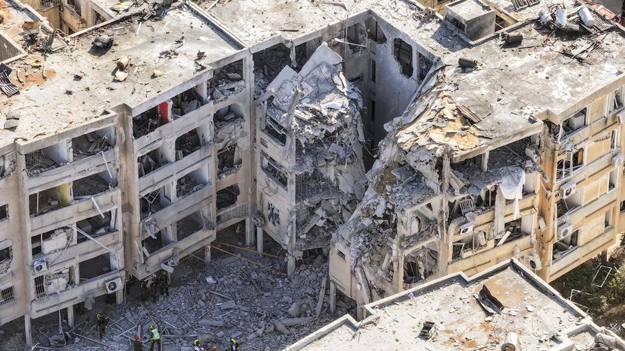 Kerusakan setelah serangan rudal dari Iran terhadap Israel, di Holon, Tel Aviv, Israel, Kamis (19/6/2025). Kerusakan setelah serangan rudal dari Iran terhadap Israel, di Holon, Tel Aviv, Israel, Kamis (19/6/2025). (REUTERS/Chen Kalifa)