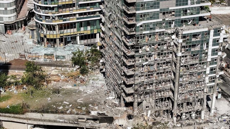 Kerusakan setelah serangan rudal dari Iran terhadap Israel, di Holon, Tel Aviv, Israel, Kamis (19/6/2025). Kerusakan setelah serangan rudal dari Iran terhadap Israel, di Holon, Tel Aviv, Israel, Kamis (19/6/2025). (REUTERS/Chen Kalifa)