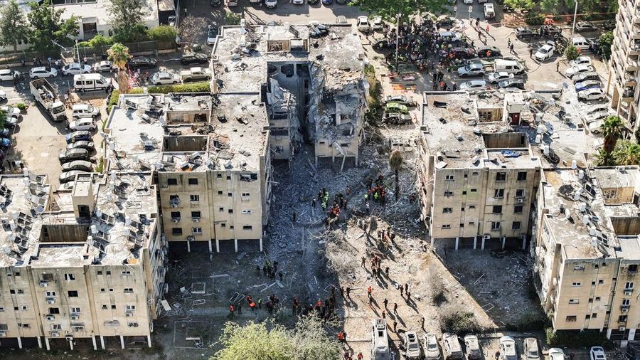Kerusakan setelah serangan rudal dari Iran terhadap Israel, di Holon, Tel Aviv, Israel, Kamis (19/6/2025). Kerusakan setelah serangan rudal dari Iran terhadap Israel, di Holon, Tel Aviv, Israel, Kamis (19/6/2025). (REUTERS/Chen Kalifa)