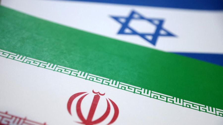 Kolase Bendera Iran dan Israel. (REUTERS/Dado Ruvic/Illustration)