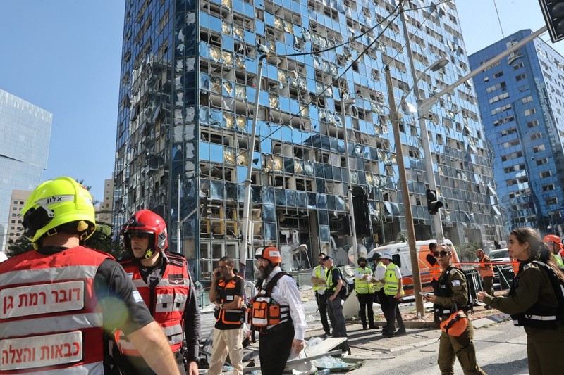 Kondisi gedung Tel Aviv Stock Exchange usai terkena serangan udara Iran di Israel, Kamis (19/6/2025). (GIL COHEN-MAGEN / AFP)