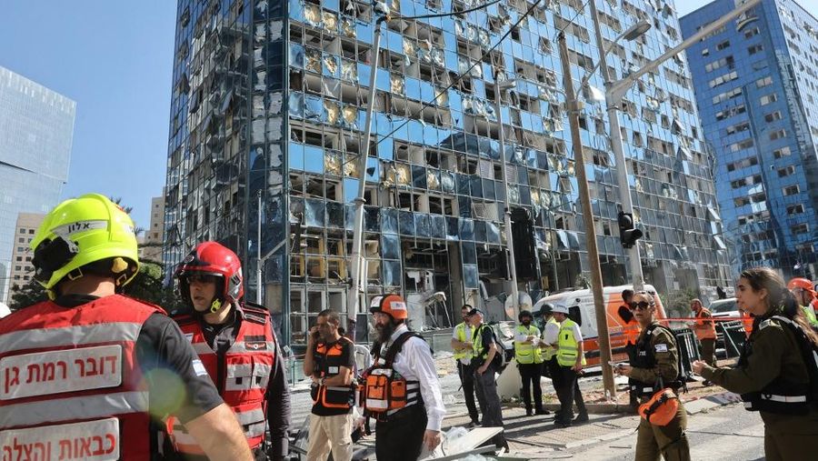 Kondisi gedung Tel Aviv Stock Exchange usai terkena serangan udara Iran di Israel, Kamis (19/6/2025). (GIL COHEN-MAGEN / AFP) Kondisi gedung Tel Aviv Stock Exchange usai terkena serangan udara Iran di Israel, Kamis (19/6/2025). (GIL COHEN-MAGEN / AFP)