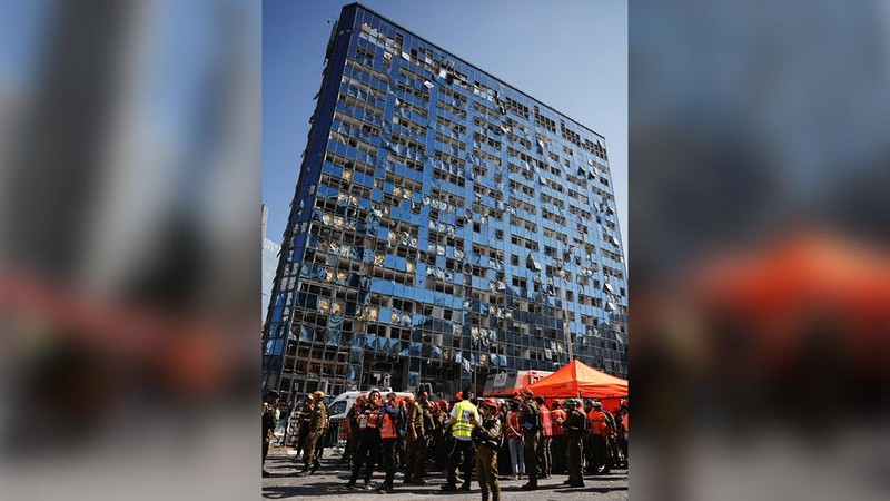 Kondisi gedung Tel Aviv Stock Exchange usai terkena serangan udara Iran di Israel, Kamis (19/6/2025). (GIL COHEN-MAGEN / AFP)