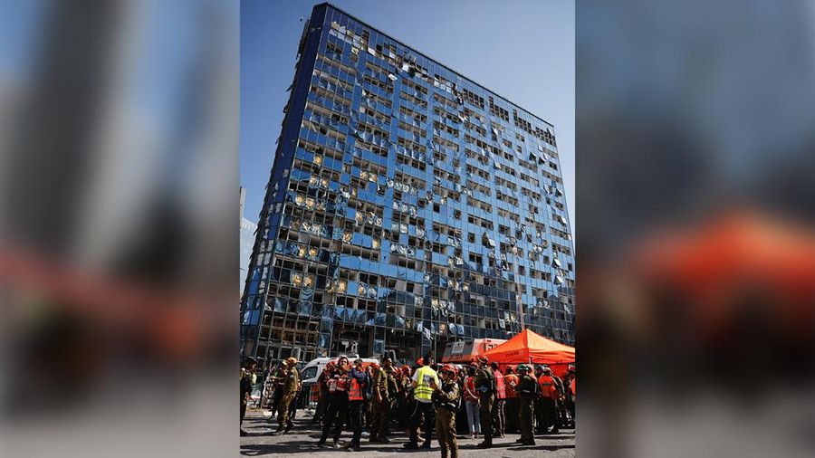 Kondisi gedung Tel Aviv Stock Exchange usai terkena serangan udara Iran di Israel, Kamis (19/6/2025). (GIL COHEN-MAGEN / AFP) Kondisi gedung Tel Aviv Stock Exchange usai terkena serangan udara Iran di Israel, Kamis (19/6/2025). (GIL COHEN-MAGEN / AFP)