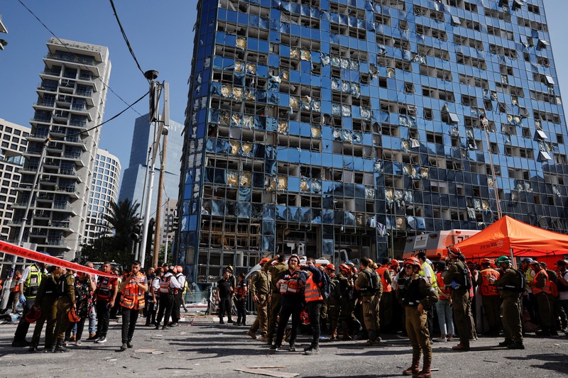 Kondisi gedung Tel Aviv Stock Exchange usai terkena serangan udara Iran di Israel, Kamis (19/6/2025). (GIL COHEN-MAGEN / AFP)