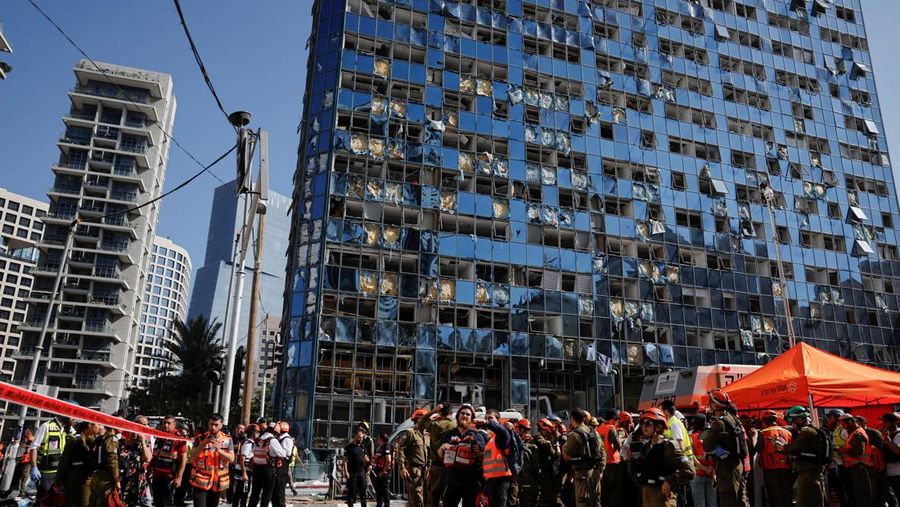 Kondisi gedung Tel Aviv Stock Exchange usai terkena serangan udara Iran di Israel, Kamis (19/6/2025). (GIL COHEN-MAGEN / AFP)