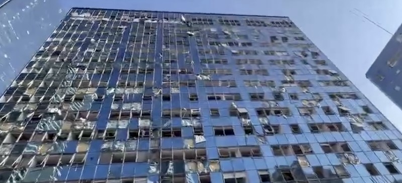 Kondisi gedung Tel Aviv Stock Exchange usai terkena serangan udara Iran di Israel, Kamis (19/6/2025). (GIL COHEN-MAGEN / AFP)