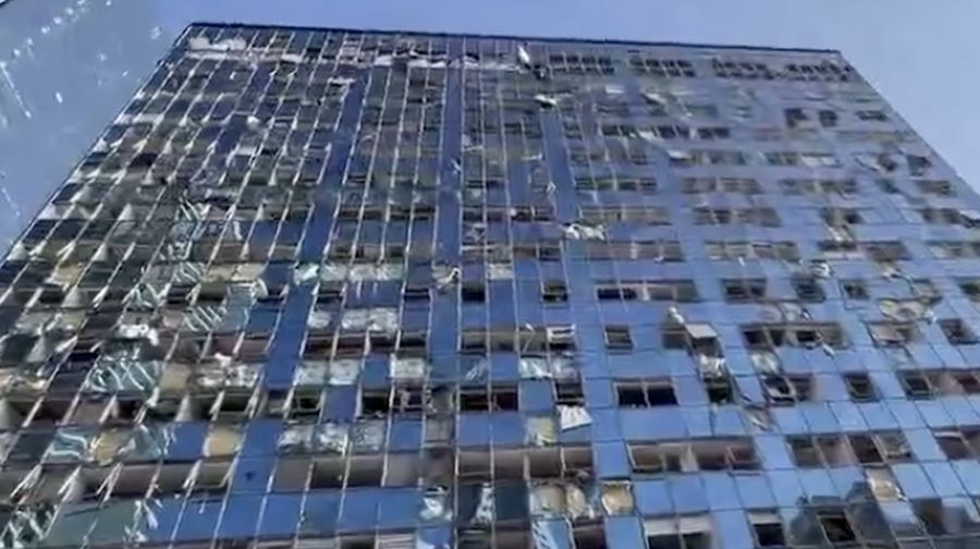 Kondisi gedung Tel Aviv Stock Exchange usai terkena serangan udara Iran di Israel, Kamis (19/6/2025). (GIL COHEN-MAGEN / AFP)