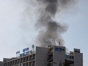 Paniknya Warga Israel saat Rumah Sakit Hancur Kena Rudal Iran