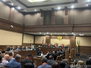 Eks Hakim MK di Sidang Hasto Ibaratkan Alat Bukti Tak Sah seperti Pohon Beracun