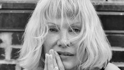 Pamela Anderson Sebut AI & Filter Membosankan, Pilih Tampil Alami Tanpa Makeup