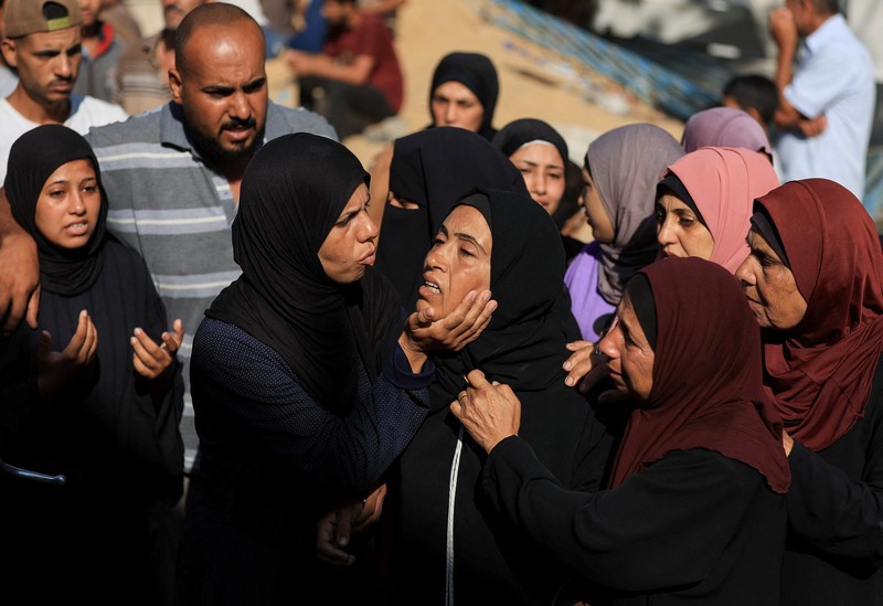 Para pelayat bereaksi selama pemakaman warga Palestina yang tewas pada hari Selasa akibat tembakan Israel saat mencari bantuan di Gaza utara, menurut kementerian kesehatan Gaza, di Rumah Sakit Al-Shifa, di Kota Gaza, 18 Juni 2025. (REUTERS/Dawoud Abu Alkas)