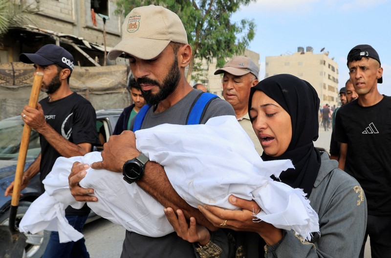 Para pelayat bereaksi selama pemakaman warga Palestina yang tewas pada hari Selasa akibat tembakan Israel saat mencari bantuan di Gaza utara, menurut kementerian kesehatan Gaza, di Rumah Sakit Al-Shifa, di Kota Gaza, 18 Juni 2025. (REUTERS/Dawoud Abu Alkas)