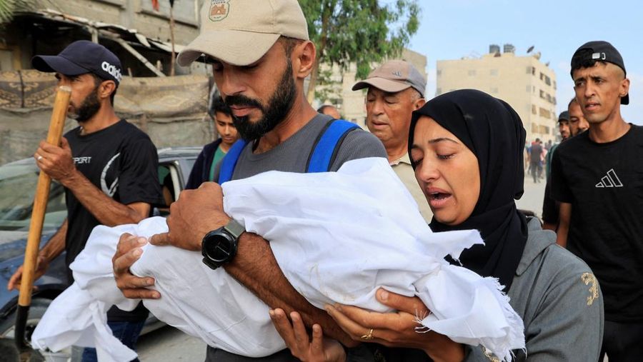 Para pelayat bereaksi selama pemakaman warga Palestina yang tewas pada hari Selasa akibat tembakan Israel saat mencari bantuan di Gaza utara, menurut kementerian kesehatan Gaza, di Rumah Sakit Al-Shifa, di Kota Gaza, 18 Juni 2025. (REUTERS/Dawoud Abu Alkas)