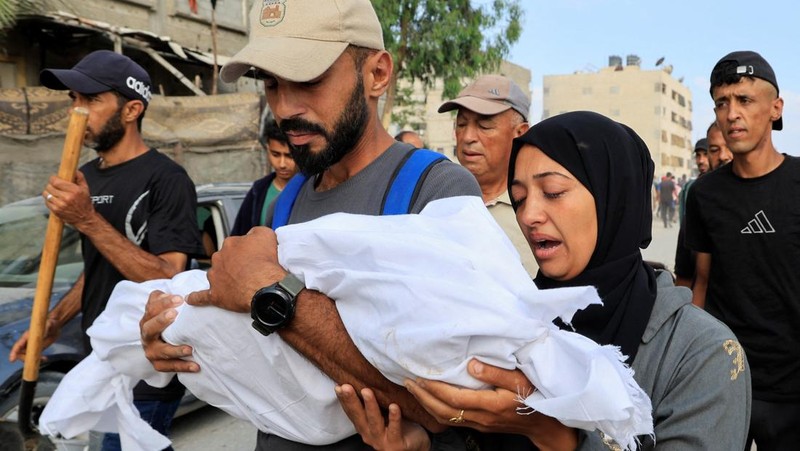 Para pelayat bereaksi selama pemakaman warga Palestina yang tewas pada hari Selasa akibat tembakan Israel saat mencari bantuan di Gaza utara, menurut kementerian kesehatan Gaza, di Rumah Sakit Al-Shifa, di Kota Gaza, 18 Juni 2025. (REUTERS/Dawoud Abu Alkas)