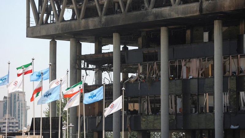 Pemandangan setelah serangan Israel terhadap gedung penyiaran TV Negara Iran, yang menjadi sasaran, di Teheran, Iran, Kamis (19/6/2025). (Majid Asgaripour/WANA via REUTERS)