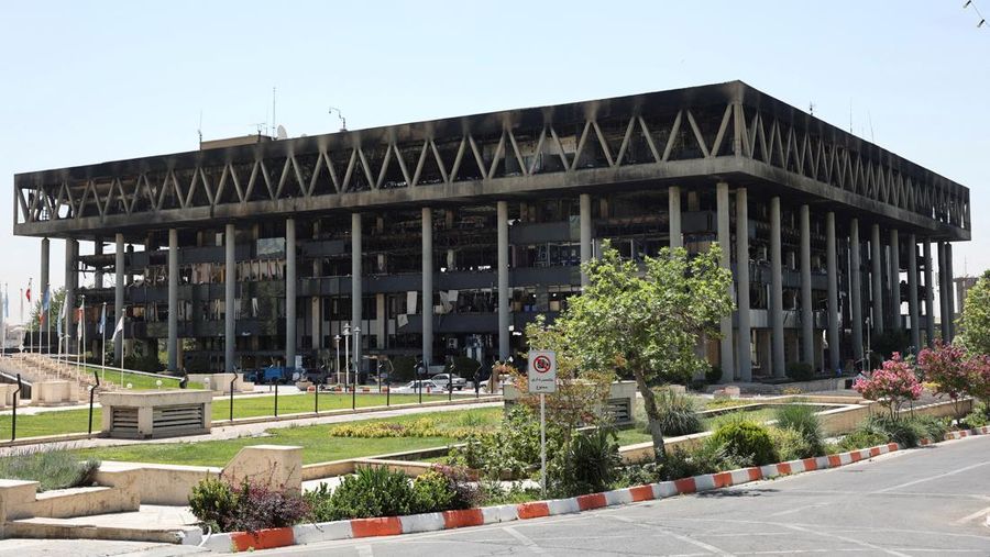 Pemandangan setelah serangan Israel terhadap gedung penyiaran TV Negara Iran, yang menjadi sasaran, di Teheran, Iran, Kamis (19/6/2025). (Majid Asgaripour/WANA via REUTERS) Pemandangan setelah serangan Israel terhadap gedung penyiaran TV Negara Iran, yang menjadi sasaran, di Teheran, Iran, Kamis (19/6/2025). (Majid Asgaripour/WANA via REUTERS)