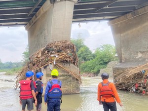 Pencarian Pemuda Hanyut di Sungai Cileungsi Bogor Dilanjutkan Besok Pagi