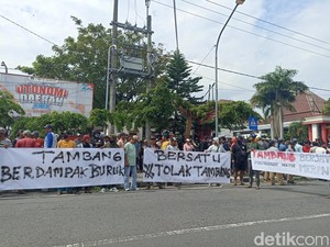 Ratusan Petani Blitar Demo DPRD Tuntut Tambang Pasir Kali Putih Ditutup