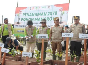 Polres Meranti Tanam Ribuan Mangrove di Pesisir pada HUT Bhayangkara ke-79