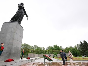 Prabowo Letakkan Karangan Bunga di Makam Korban Pengepungan Leningrad