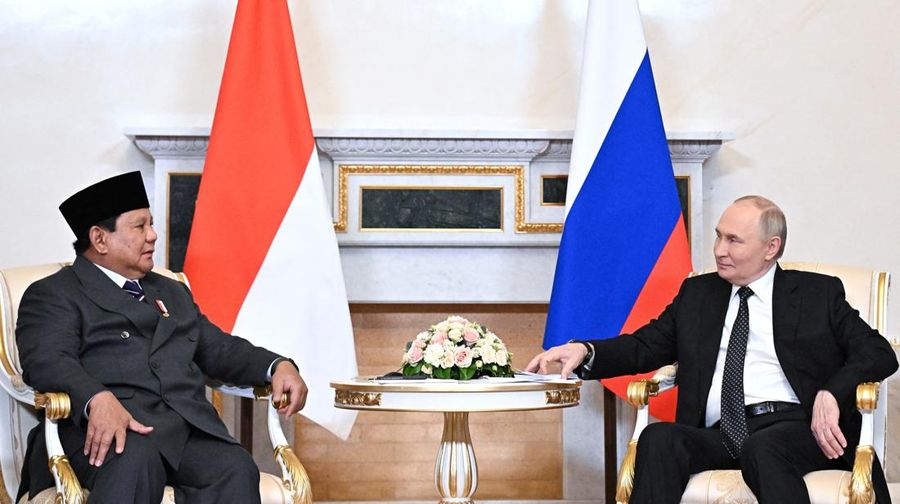 Presiden Indonesia Prabowo Subianto dan Presiden Rusia Vladimir Putin menghadiri pertemuan di Saint Petersburg, Rusia, Kamis (19/6/2025). (Sputnik/Vyacheslav Prokofyev/Pool via REUTERS)