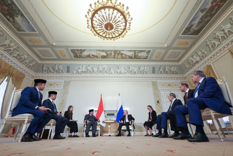 Presiden Indonesia Prabowo Subianto dan Presiden Rusia Vladimir Putin menghadiri pertemuan di Saint Petersburg, Rusia, Kamis (19/6/2025). (Sputnik/Vyacheslav Prokofyev/Pool via REUTERS)