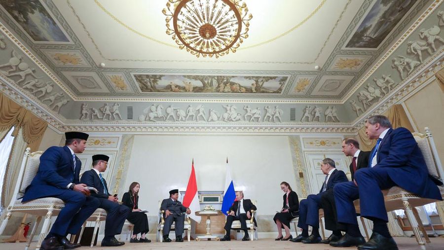 Presiden Indonesia Prabowo Subianto dan Presiden Rusia Vladimir Putin menghadiri pertemuan di Saint Petersburg, Rusia, Kamis (19/6/2025). (Sputnik/Vyacheslav Prokofyev/Pool via REUTERS)