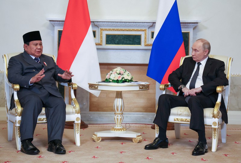 Presiden Indonesia Prabowo Subianto dan Presiden Rusia Vladimir Putin menghadiri pertemuan di Saint Petersburg, Rusia, Kamis (19/6/2025). (Sputnik/Vyacheslav Prokofyev/Pool via REUTERS)