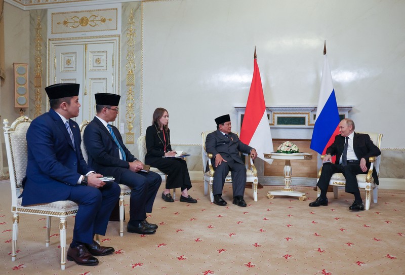 Presiden Indonesia Prabowo Subianto dan Presiden Rusia Vladimir Putin menghadiri pertemuan di Saint Petersburg, Rusia, Kamis (19/6/2025). (Sputnik/Vyacheslav Prokofyev/Pool via REUTERS)
