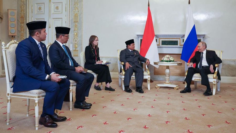 Presiden Indonesia Prabowo Subianto dan Presiden Rusia Vladimir Putin menghadiri pertemuan di Saint Petersburg, Rusia, Kamis (19/6/2025). (Sputnik/Vyacheslav Prokofyev/Pool via REUTERS)