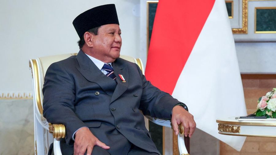 Presiden Indonesia Prabowo Subianto menghadiri pertemuan dengan Presiden Rusia Vladimir Putin di Saint Petersburg, Rusia, Kamis (19/6/2025). (Sputnik/Vyacheslav Prokofyev/Pool via REUTERS)