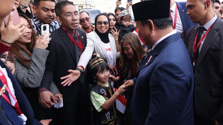 Presiden Prabowo Subianto sempat memuji kedua anak laki-laki Ambar. Kemudian Prabowo dimintai mainan berupa lego ditengah tengah menjalani kunjungan kenegaraan ke Rusia, sejak Rabu (18/5/2025). (Dok. Erupsi Gunung Lewotobi Laki-laki di Flores Timur, Nusa Tenggara Timur (NTT) yang terjadi pada Selasa (17/6) malam membuat puluhan penerbangan rute domestik dan internasional dari dan menuju Bandara I Gusti Ngurah Rai, Bali dibatalkan. Penerbangan yang dibatalkan termasuk rute populer ke Singapura dan Australia. (Tangkapan Layar Video Reuters/Biro Pers Sekretariat Presiden)