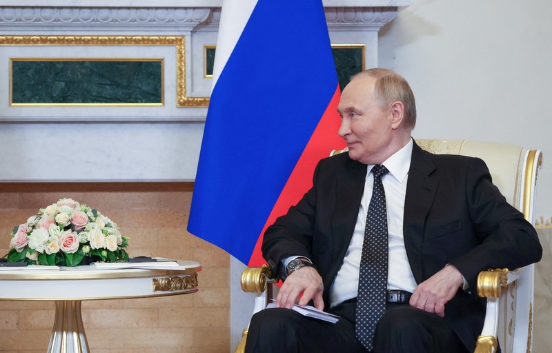Presiden Indonesia Prabowo Subianto dan Presiden Rusia Vladimir Putin menghadiri pertemuan di Saint Petersburg, Rusia, Kamis (19/6/2025). (Sputnik/Vyacheslav Prokofyev/Pool via REUTERS)