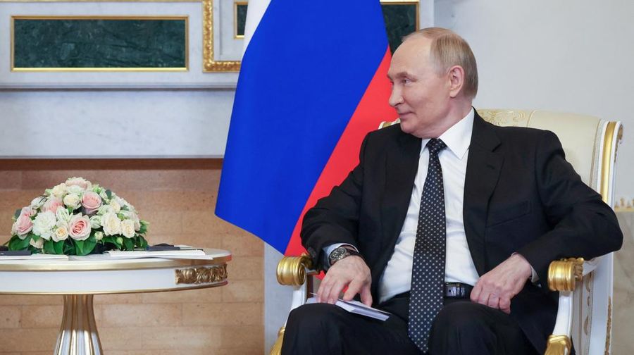 Presiden Indonesia Prabowo Subianto dan Presiden Rusia Vladimir Putin menghadiri pertemuan di Saint Petersburg, Rusia, Kamis (19/6/2025). (Sputnik/Vyacheslav Prokofyev/Pool via REUTERS)