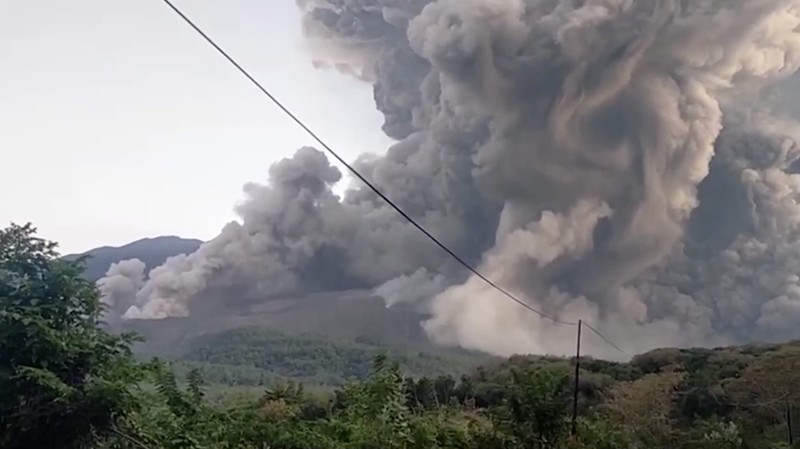 Gunung Lewotobi Laki-laki mengeluarkan asap dan abu vulkanik terlihat dari desa Kawalelo di provinsi Nusa Tenggara Timur, Indonesia, 17 Juni 2025. (REUTERS/Floriana Jijiana J. Tobin)