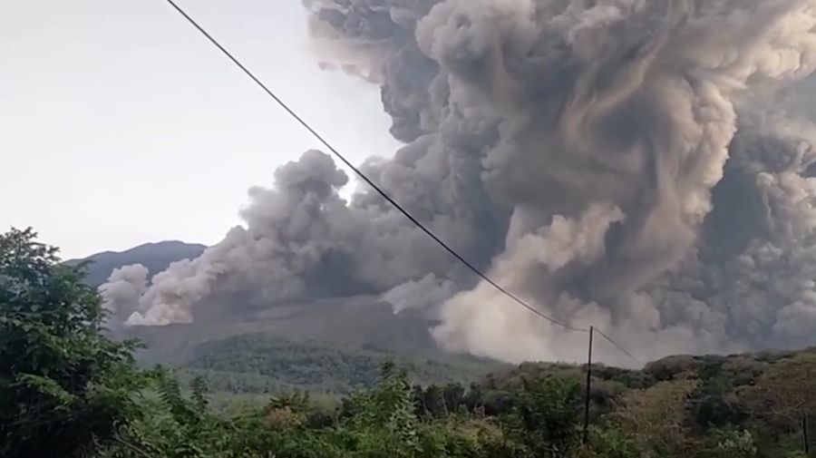 Gunung Lewotobi Laki-laki mengeluarkan asap dan abu vulkanik terlihat dari desa Kawalelo di provinsi Nusa Tenggara Timur, Indonesia, 17 Juni 2025. Gunung Lewotobi Laki-laki mengeluarkan asap dan abu vulkanik terlihat dari desa Kawalelo di provinsi Nusa Tenggara Timur, Indonesia, 17 Juni 2025. (REUTERS/Floriana Jijiana J. Tobin)