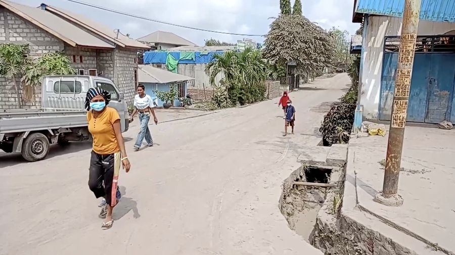 Gunung Lewotobi Laki-laki mengeluarkan asap dan abu vulkanik terlihat dari desa Kawalelo di provinsi Nusa Tenggara Timur, Indonesia, 17 Juni 2025. Gunung Lewotobi Laki-laki mengeluarkan asap dan abu vulkanik terlihat dari desa Kawalelo di provinsi Nusa Tenggara Timur, Indonesia, 17 Juni 2025. (REUTERS/Floriana Jijiana J. Tobin)