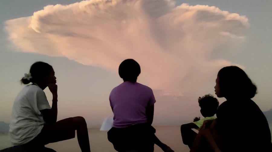 Gunung Lewotobi Laki-laki mengeluarkan asap dan abu vulkanik terlihat dari desa Kawalelo di provinsi Nusa Tenggara Timur, Indonesia, 17 Juni 2025. Gunung Lewotobi Laki-laki mengeluarkan asap dan abu vulkanik terlihat dari desa Kawalelo di provinsi Nusa Tenggara Timur, Indonesia, 17 Juni 2025. (REUTERS/Floriana Jijiana J. Tobin)