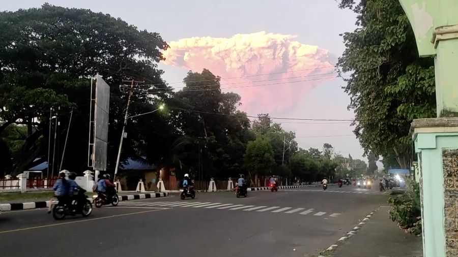 Gunung Lewotobi Laki-laki mengeluarkan asap dan abu vulkanik terlihat dari desa Kawalelo di provinsi Nusa Tenggara Timur, Indonesia, 17 Juni 2025. Gunung Lewotobi Laki-laki mengeluarkan asap dan abu vulkanik terlihat dari desa Kawalelo di provinsi Nusa Tenggara Timur, Indonesia, 17 Juni 2025. (REUTERS/Floriana Jijiana J. Tobin)